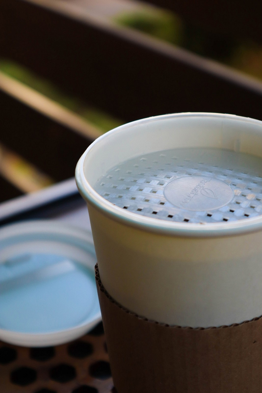 Чай с собой в стакане с ситом