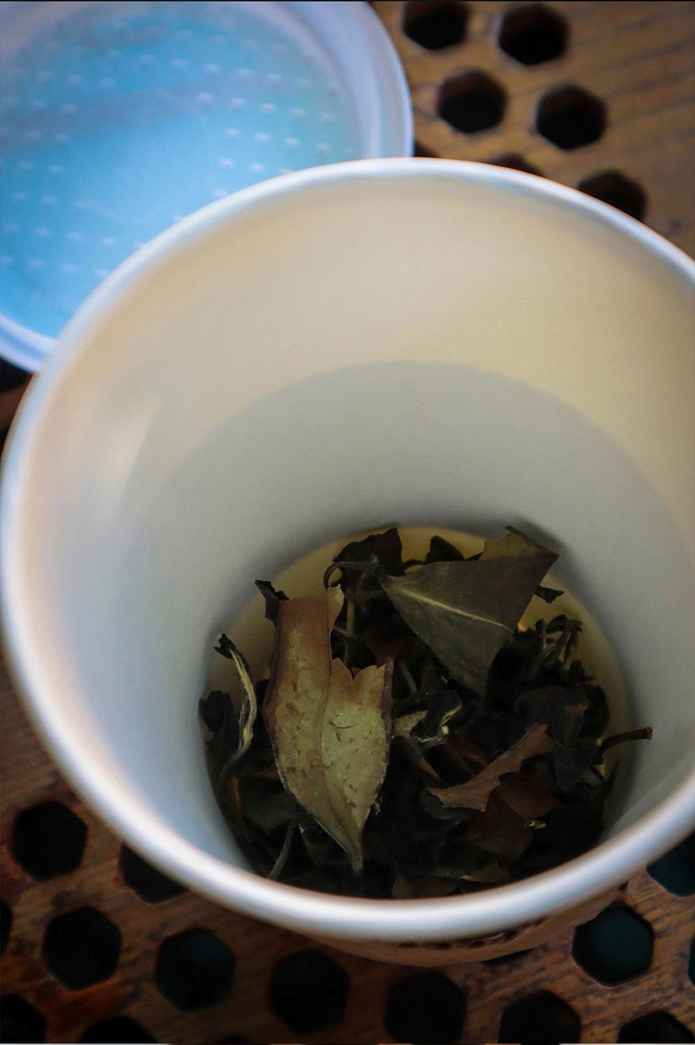 Чай с собой в стакане с ситом