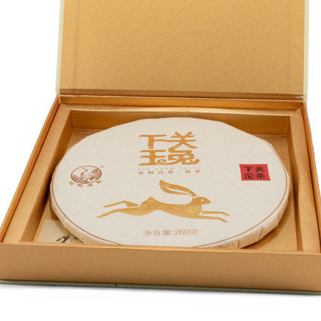 Белый чай Юэгуан бай гу шу 2023 г. (Белый пуэр с многовековых деревьев) завода "Сягуань" блин 260 г