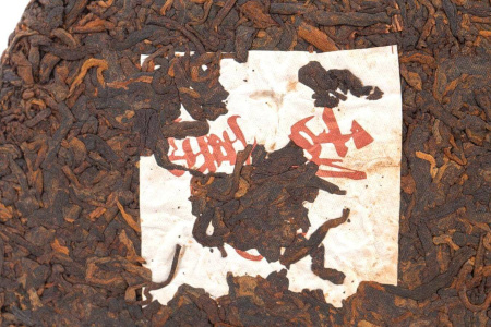 Прессованный шу пуэр - Шу пуэр 2019 г. «Ветреная деревня гор Иу» завода «Чжоуши» 357 г, 